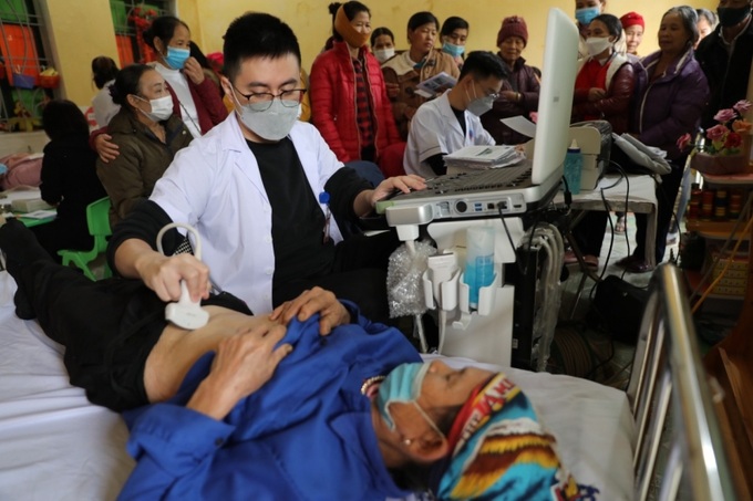 Khám bệnh miễn phí cho người dân.
