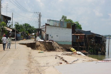 Hãi hùng khoảnh khắc 14 căn nhà bị kéo sụp xuống sông