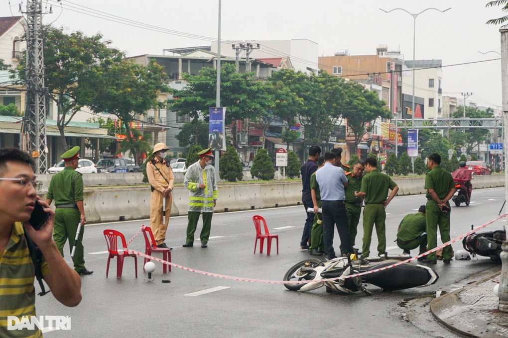 Khoảnh khắc bảo vệ gục ngã khi bị kẻ cướp ngân hàng ở Đà Nẵng đâm - 2