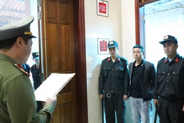 Mang súng đến bắn vào nhà con nợ