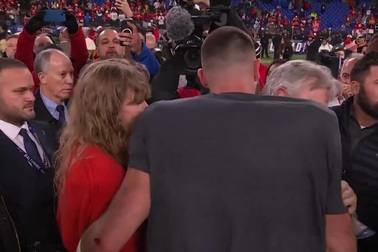 Taylor Swift hôn bạn trai nồng nàn giữa lúc bị liên lụy vì ảnh khiêu dâm