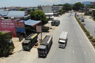 Hà Nội: Xe quá khổ, quá tải “đại náo” vùng ven đô