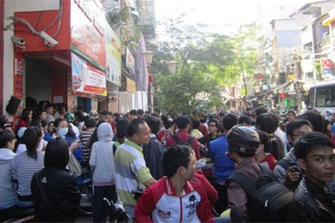 Hàng trăm người vất vả chen chân mua vé xe Tết