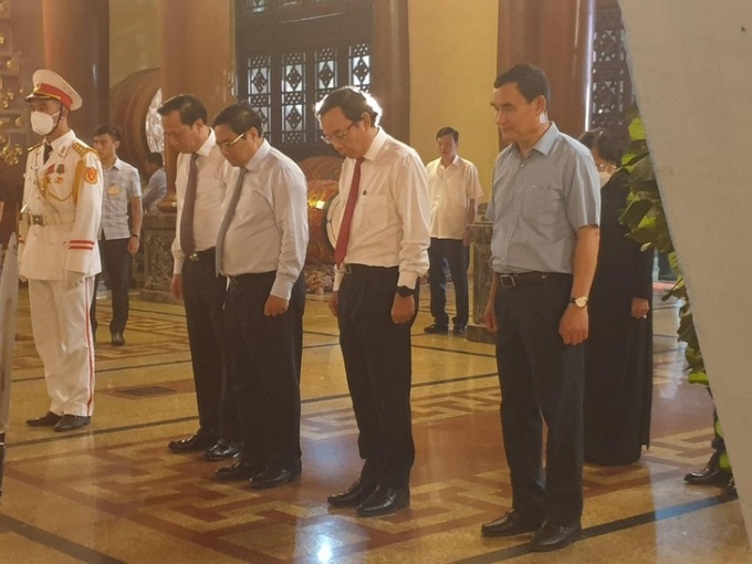 Thủ tướng Phạm Minh Chính dâng hương tưởng nhớ các anh hùng, liệt sĩ tại đền Bến Dược (huyện Củ Chi, TPHCM