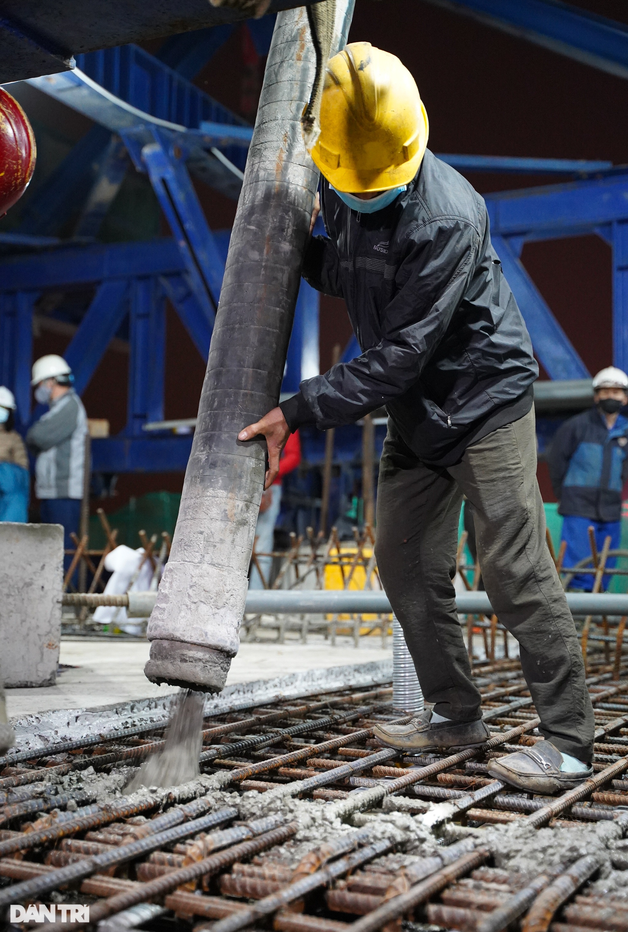 Xuyên đêm hợp long nhịp cầu cao nhất tại tuyến đường Vành đai 2 ở Hà Nội - 5 Xuyên đêm hợp long nhịp cầu cao nhất tại tuyến đường Vành đai 2 ở Hà Nội - 5