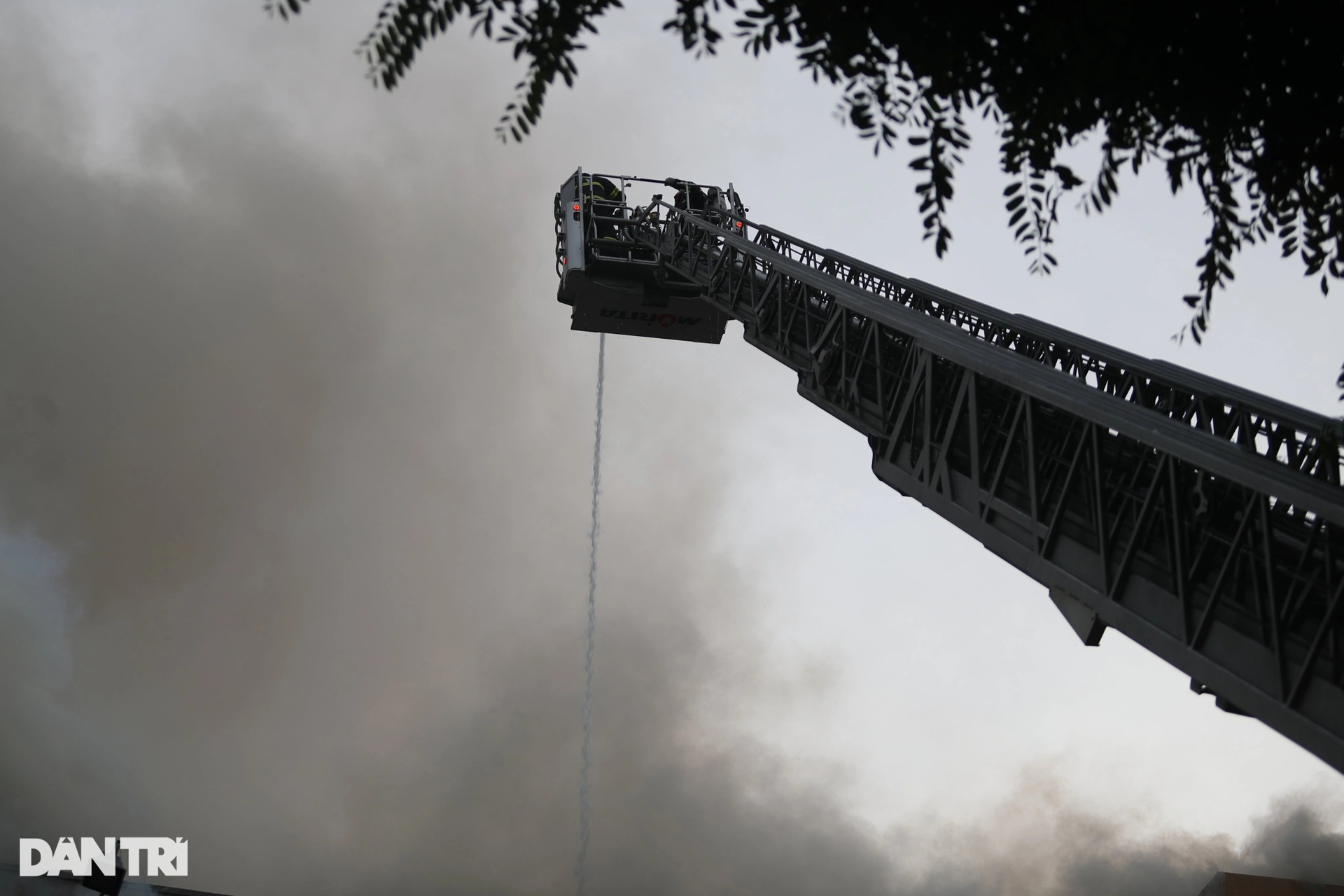 Cháy lớn ở trung tâm TPHCM, nhiều người ôm tài sản thoát khỏi hiện trường - 3