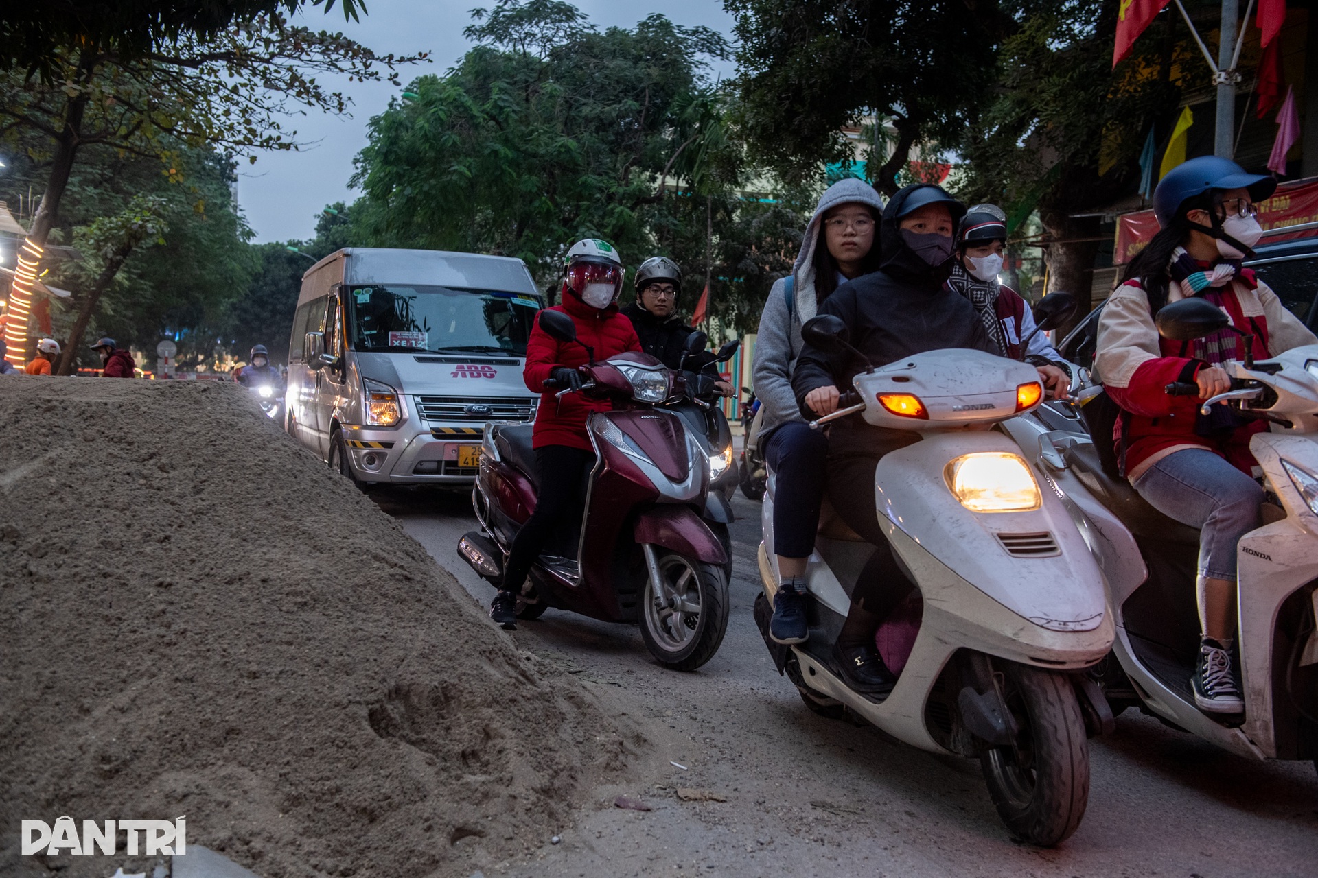 Vỉa hè ở Hà Nội bị xới tung những ngày cuối năm - 12 Vỉa hè ở Hà Nội bị xới tung những ngày cuối năm - 12