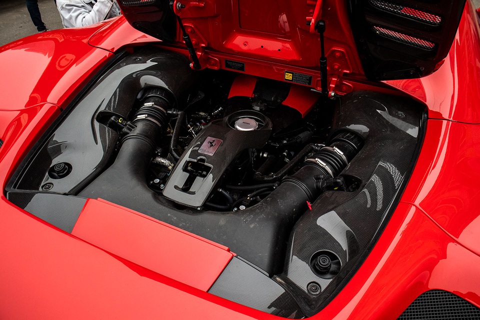 Mục sở thị Ferrari F8 Spider thứ 2 tại Việt Nam, giá gần 30 tỷ đồng - 9 Mục sở thị Ferrari F8 Spider thứ 2 tại Việt Nam, giá gần 30 tỷ đồng - 9