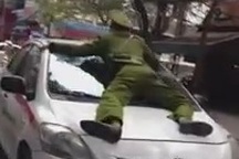 Clip “Taxi tông cảnh sát” nổi bật nhất Internet tuần qua