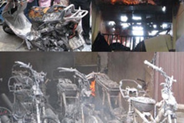 Cháy lớn chợ Dịch Vọng thiêu rụi hàng trăm xe máy