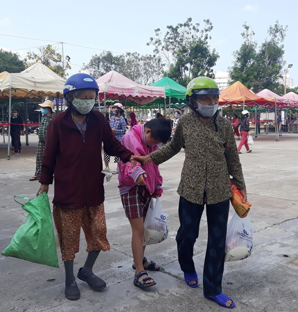 Xe ôm, người bán vé số… xếp hàng nhận gạo, trứng trước cây ATM gạo - 5 Xe ôm, người bán vé số… xếp hàng nhận gạo, trứng trước cây ATM gạo - 5