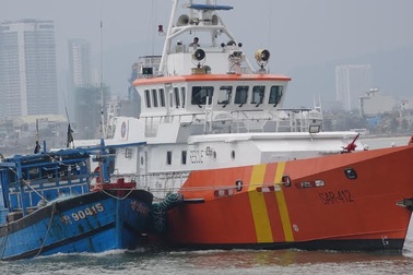 Cứu 11 thuyền viên trên tàu cá gãy bánh lái giữa gió giật cấp 7