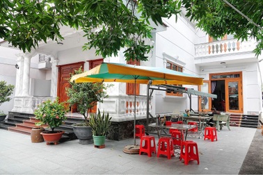 Quán hủ tiếu 30.000 đồng trong biệt thự ở TPHCM nghỉ bán vì... quá đông