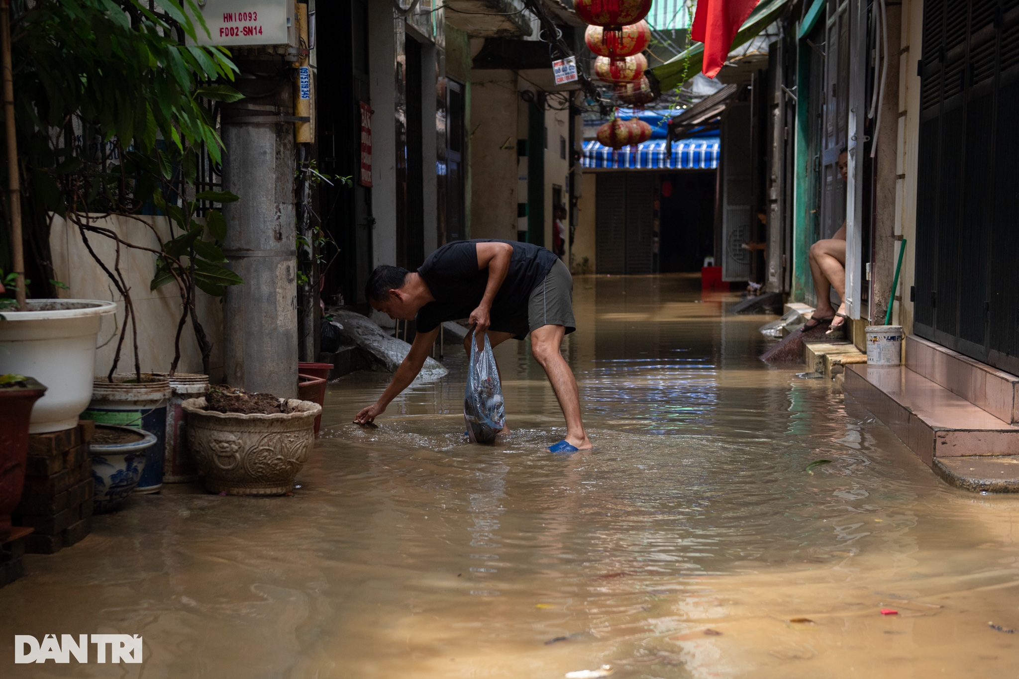 Mực nước sông Hồng giảm dần, người dân tranh thủ dọn dẹp sau lũ - 7