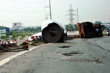 Hoảng loạn vì cuộn sắt hàng chục tấn "rơi tự do" trên cầu