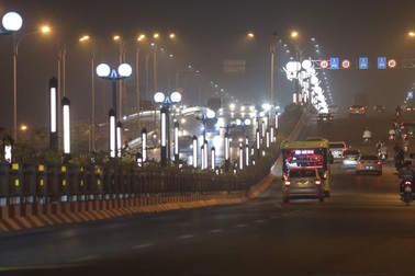 Hệ thống chiếu sáng lượn sóng độc đáo trên cầu Vĩnh Tuy