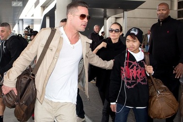 Gia đình Brangelina bị "bao vây" tại sân bay