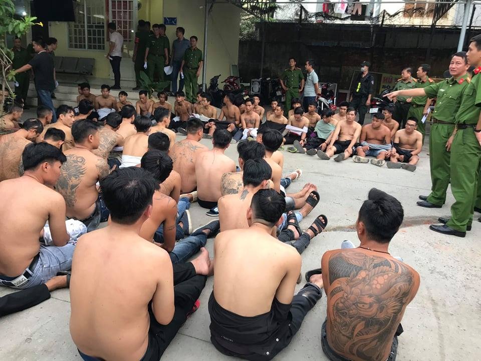 Vụ 2 nhóm giang hồ chuẩn bị hỗn chiến: Khởi tố, bắt tạm giam 44 đối tượng - 1 Vụ 2 nhóm giang hồ chuẩn bị hỗn chiến: Khởi tố, bắt tạm giam 44 đối tượng - 1