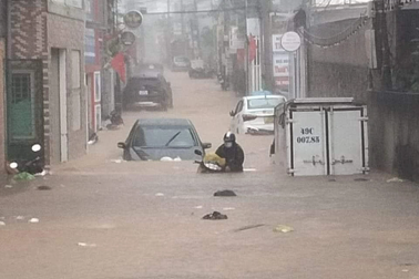 Đường phố Đà Lạt ngập trong nước sau trận mưa lớn