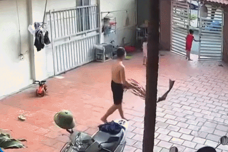Clip “bồn nước cỡ lớn suýt rơi trúng ba bố con tại Hà Nội” nổi bật tuần qua
