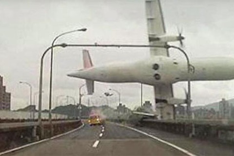 Nạn nhân “rơi từ trên trời xuống” khi máy bay Đài Loan lao xuống sông