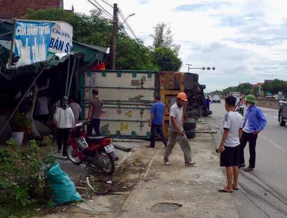 Xe container lật nghiêng sau tai nạn liên hoàn, 2 người thương vong - 2 Xe container lật nghiêng sau tai nạn liên hoàn, 2 người thương vong - 2