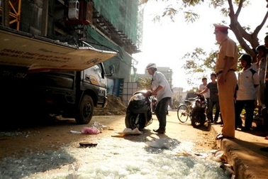 Tai nạn hi hữu với một phụ nữ đi đường