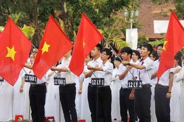 Học sinh Quốc học Huế chào cờ nhớ về Bác, hướng đến biển Đông