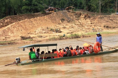 Cầu treo bị lật úp, hàng chục học sinh phải qua sông bằng đò ngang