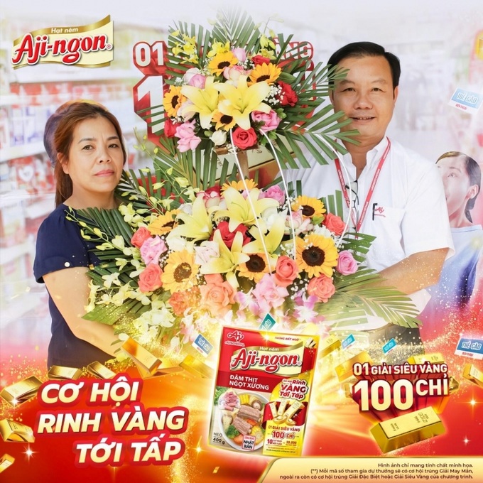 Ông Võ Tấn Phong - Trưởng chi nhánh Kinh doanh Khu vực Tây Bắc, Công ty Ajinomoto Việt Nam trao tận tay 100 Miếng vàng PNJ 24K loại 1 chỉ đến chị Vũ Thị Vân.