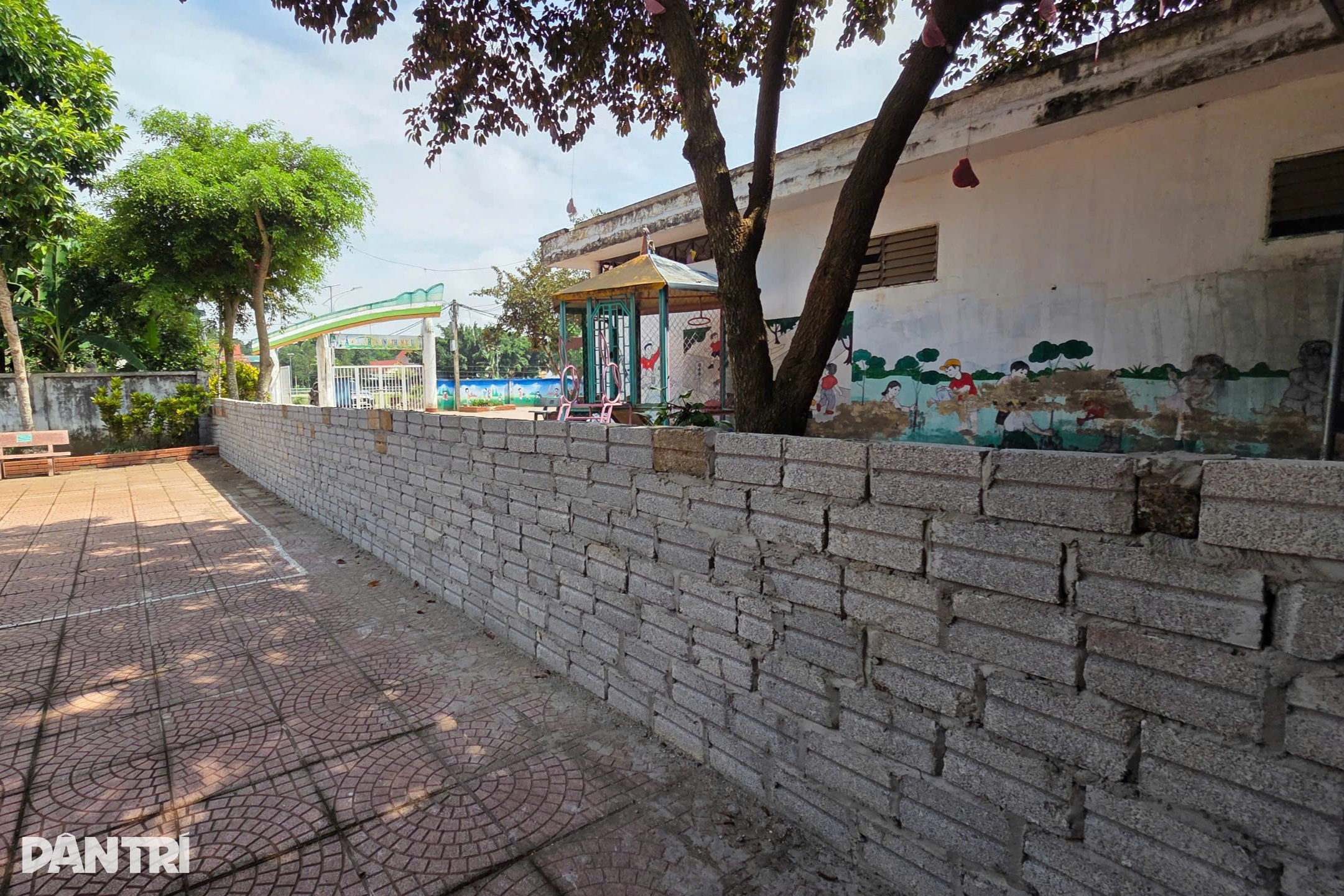 Xã thất hứa, người dân xây tường rào chắn ngang trường học đòi đất - 3