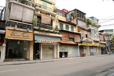 Phố vắng như Tết trong ngày đầu tạm dừng kinh doanh để phòng dịch Covid-19