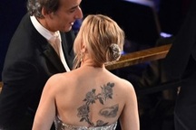 Scarlett Johansson lộ loạt hình xăm khủng tại Oscar