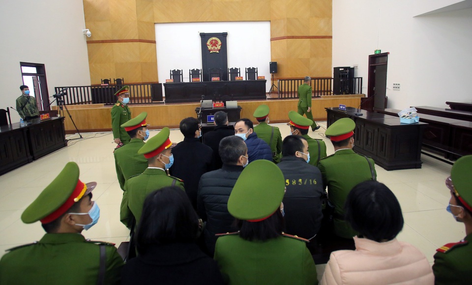 Hàng nghìn bị hại vụ Liên Kết Việt xếp ghế xem xử án - 12 Hàng nghìn bị hại vụ Liên Kết Việt xếp ghế xem xử án - 12