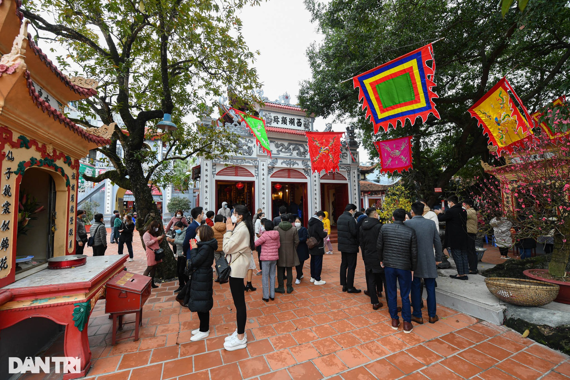 Phủ Tây Hồ bất ngờ vắng vẻ ngày mở cửa trở lại - 8 Phủ Tây Hồ bất ngờ vắng vẻ ngày mở cửa trở lại - 8