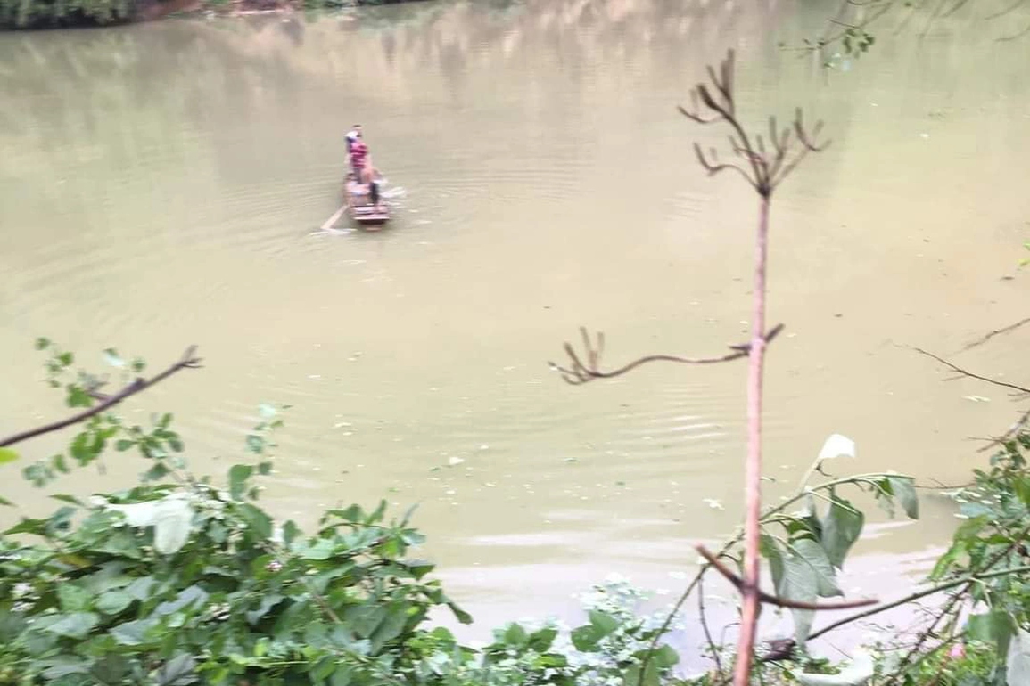 Ô tô rơi xuống hồ thủy điện, phó hiệu trưởng trường cấp 3 tử vong - 1 Ô tô rơi xuống hồ thủy điện, phó hiệu trưởng trường cấp 3 tử vong - 1