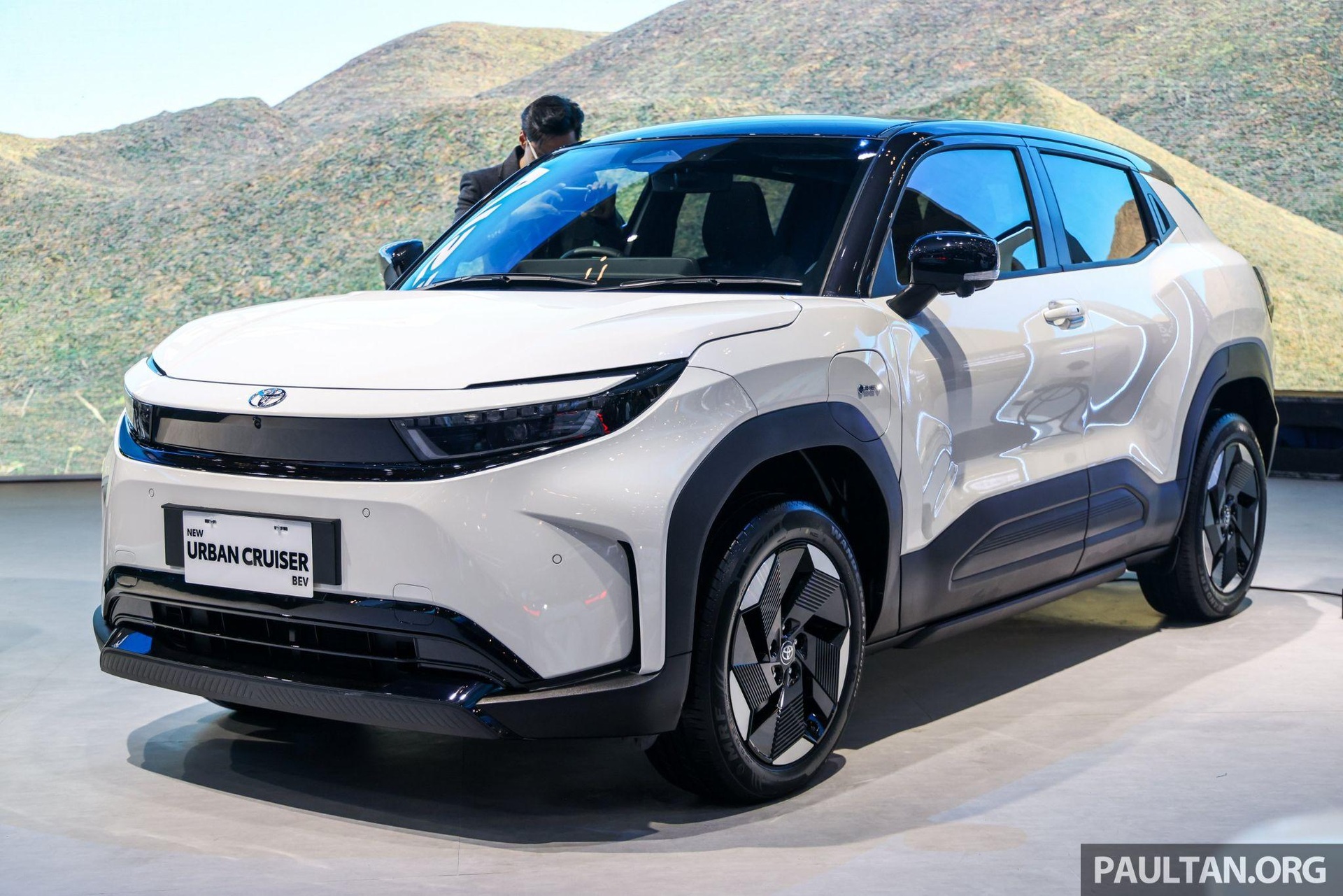 SUV điện Toyota ngang cỡ Yaris Cross: Dùng pin BYD, đi gần 430 km/lần sạc - 1 SUV điện Toyota ngang cỡ Yaris Cross: Dùng pin BYD, đi gần 430 km/lần sạc - 1