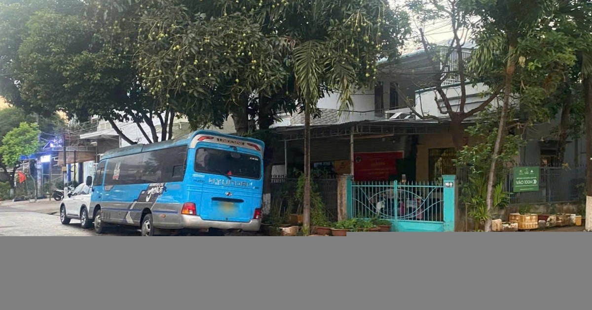 Xe khách "vô chủ" đỗ trước nhà dân suốt 7 tháng đã được di dời