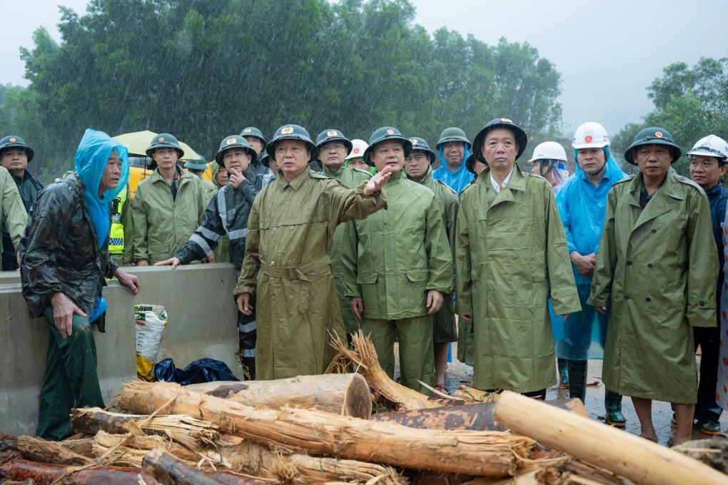 Phó Thủ tướng chỉ đạo khắc phục sạt lở trên cao tốc 2 làn xe - 1 Phó Thủ tướng chỉ đạo khắc phục sạt lở trên cao tốc 2 làn xe - 1