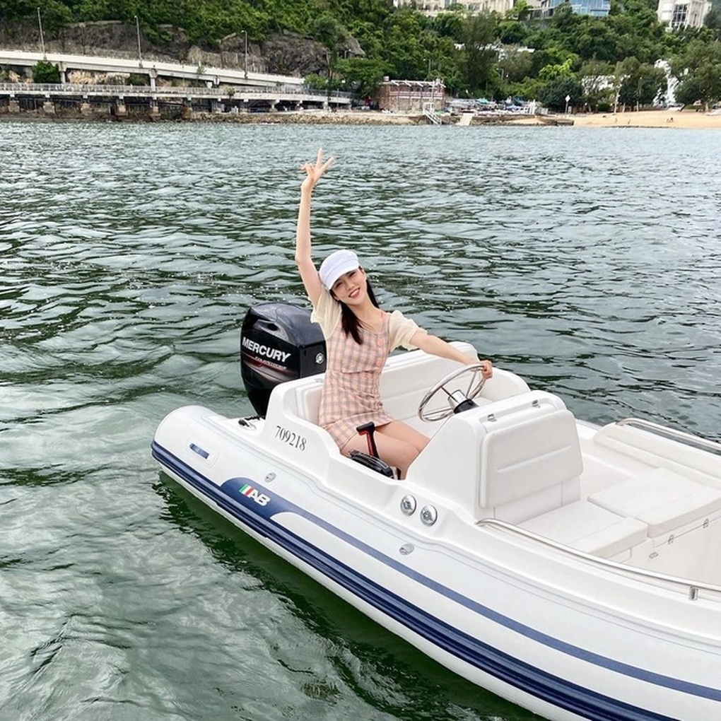 Người mẫu nóng bỏng nổi tiếng nhờ nụ hôn với ông trùm làng giải trí - 3 Người mẫu nóng bỏng nổi tiếng nhờ nụ hôn với ông trùm làng giải trí - 3