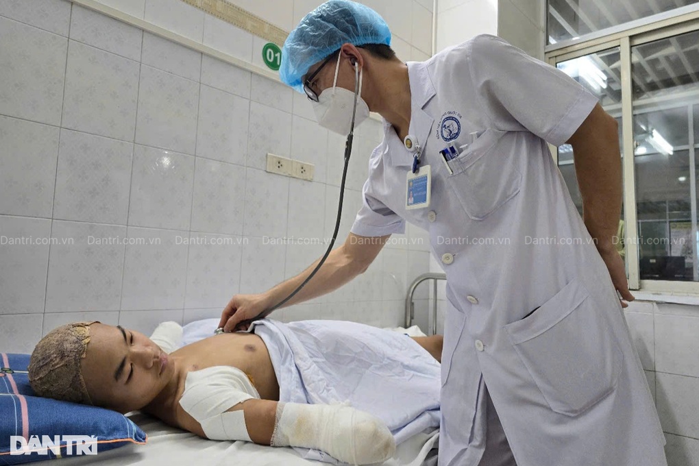 Bác sĩ kêu gọi giúp cậu bé lớp 9 bị cắt cụt 2 tay và 1 chân vì bỏng điện - 1 Bác sĩ kêu gọi giúp cậu bé lớp 9 bị cắt cụt 2 tay và 1 chân vì bỏng điện - 1
