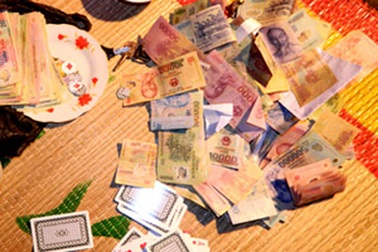 Cả xã ngóng tin xử lý Bí thư xã đánh bạc trong giờ hành chính