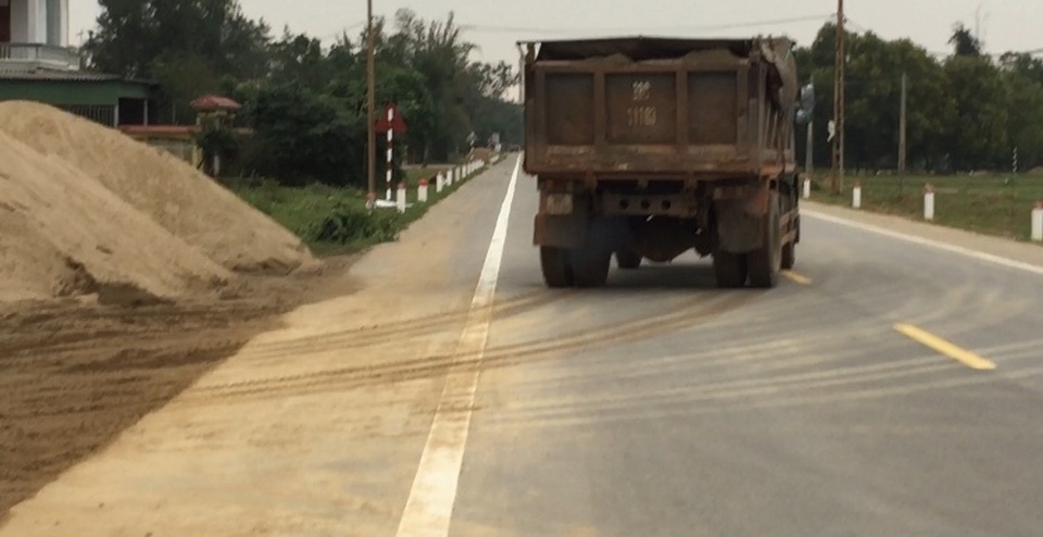 Bãi tập kết cát không phép ngang nhiên hoạt động tại Hà Tĩnh - 3 Bãi tập kết cát không phép ngang nhiên hoạt động tại Hà Tĩnh - 3