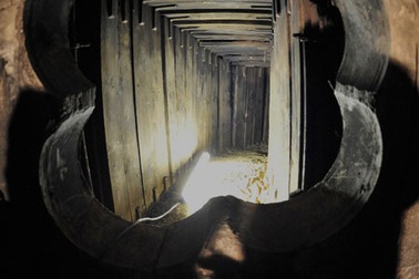 Trộm táo tợn đào đường hầm 45m đột nhập vào nhà băng