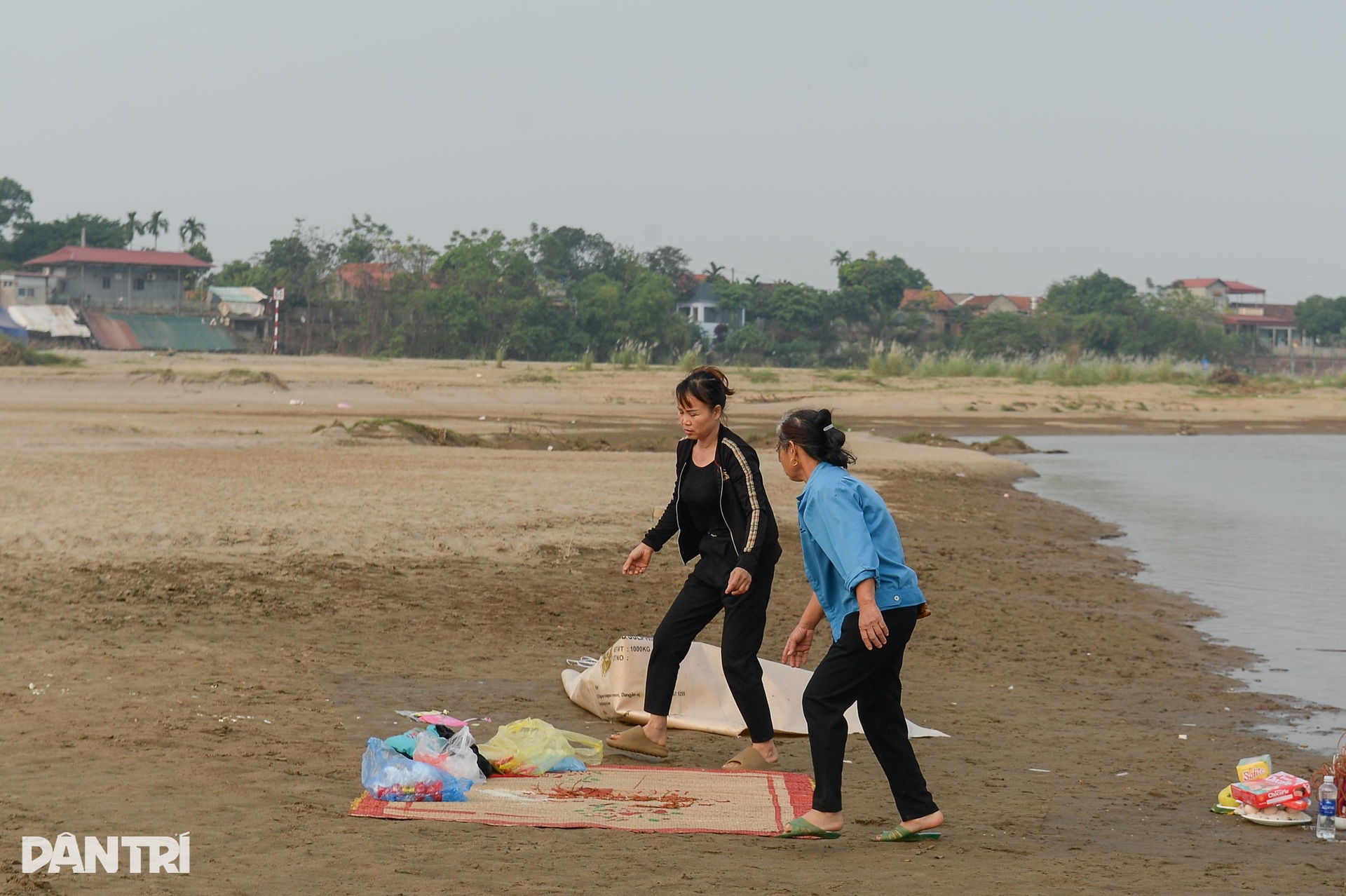 Người nhà nghẹn ngào ôm di vật nữ sinh đuối nước ở Phú Thọ - 7 Người nhà nghẹn ngào ôm di vật nữ sinh đuối nước ở Phú Thọ - 7