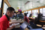Hà Nội: Quán cà phê độc đáo trong chiếc xe buýt 45 chỗ