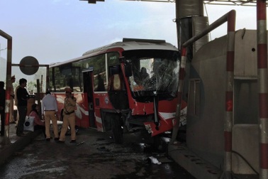 Xe khách lao vào trạm thu phí, nhiều hành khách hoảng loạn