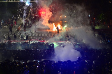 Thủ đô Jakarta biến thành “chiến trường” vì bạo động sau bầu cử, 6 người chết