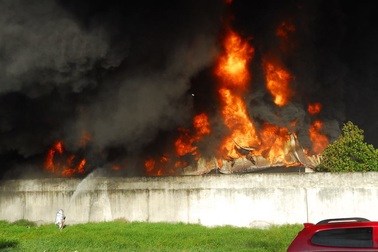 Cháy lớn tại công ty nhựa, di dời khẩn cấp hơn 10 hộ dân