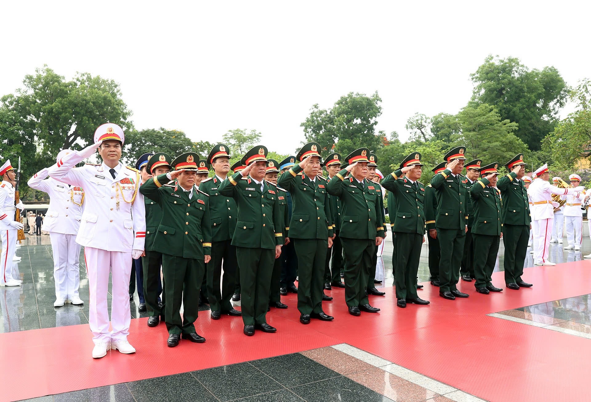 Hình ảnh lãnh đạo Đảng, Nhà nước vào Lăng viếng Bác nhân ngày 19/5 - 13